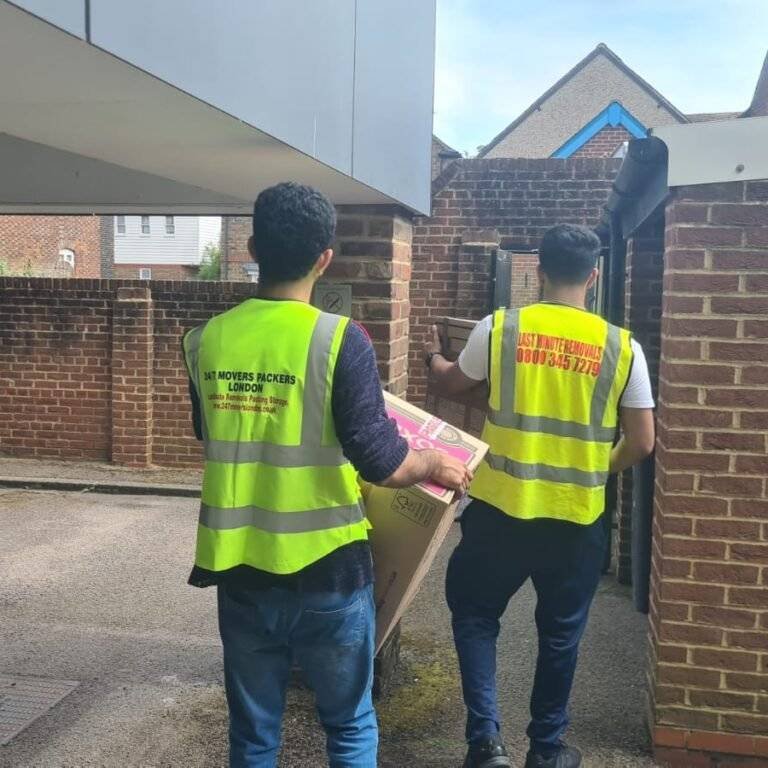 Workers of 24/7 Movers Packers London are doing their job as best movers in London Uk.