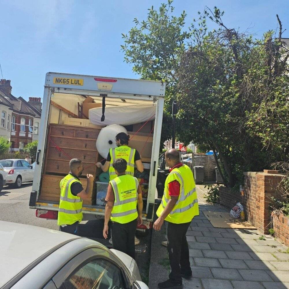 🌆 Flat Removals in Central London’s Queen’s Way – Book with Confidence