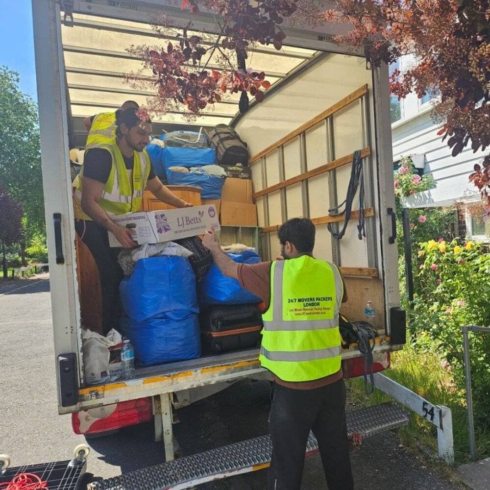 Quick & Affordable Flat Removals in Chelsea – We Know the Narrow Stairs